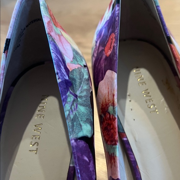 NINE WEST SZ10 Floral Women’s Pumps 
3 1/2 “ high STUNNING - Picture 2 of 5